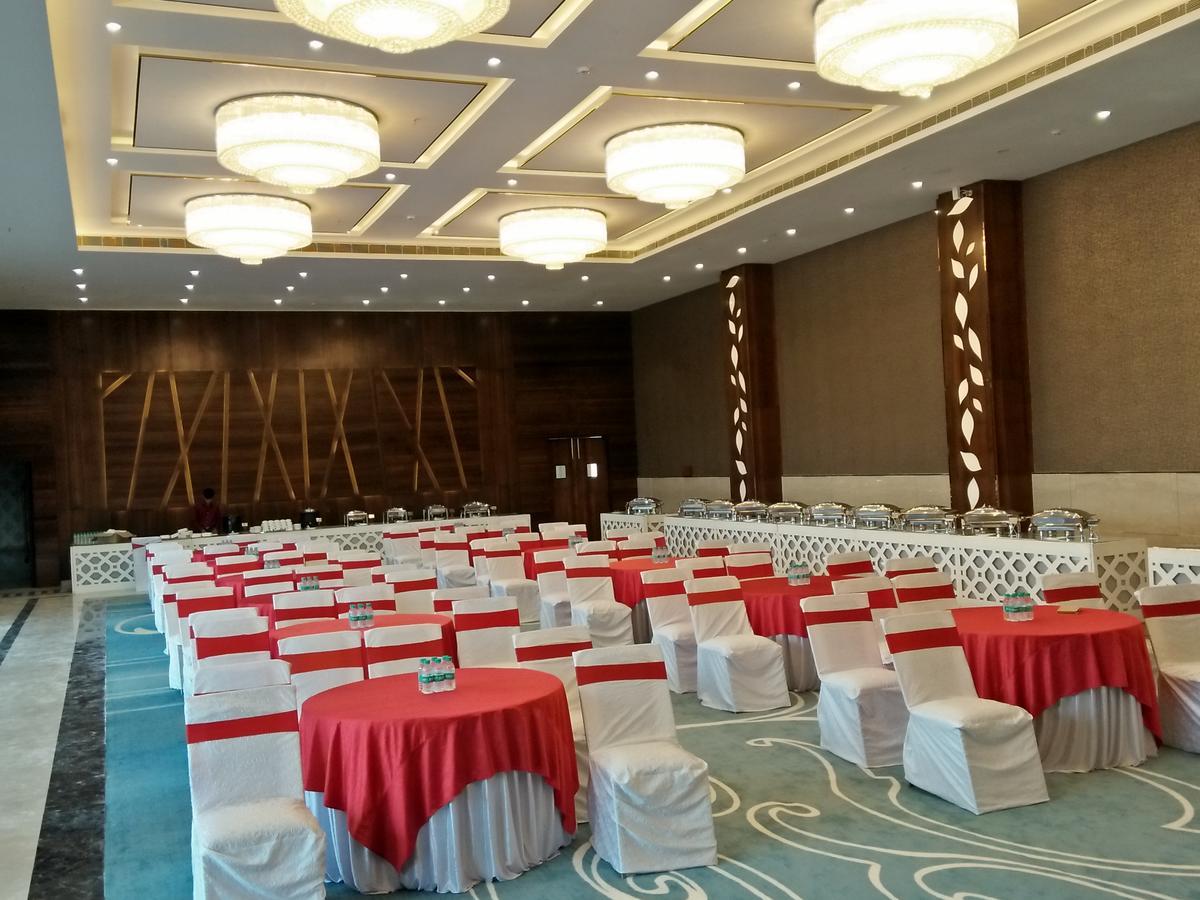 Hotel Saffron Crest Силигури Экстерьер фото