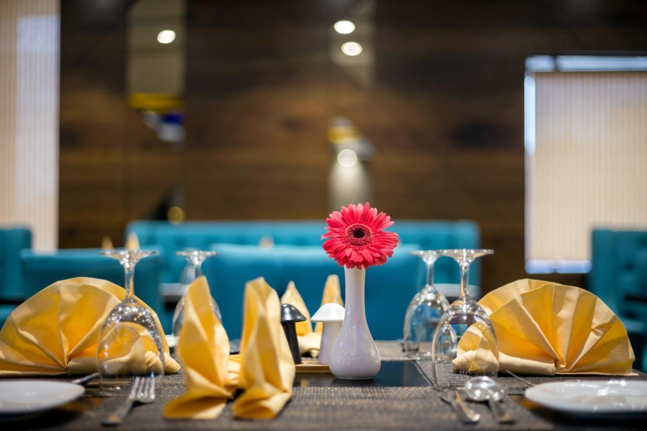 Hotel Saffron Crest Силигури Экстерьер фото